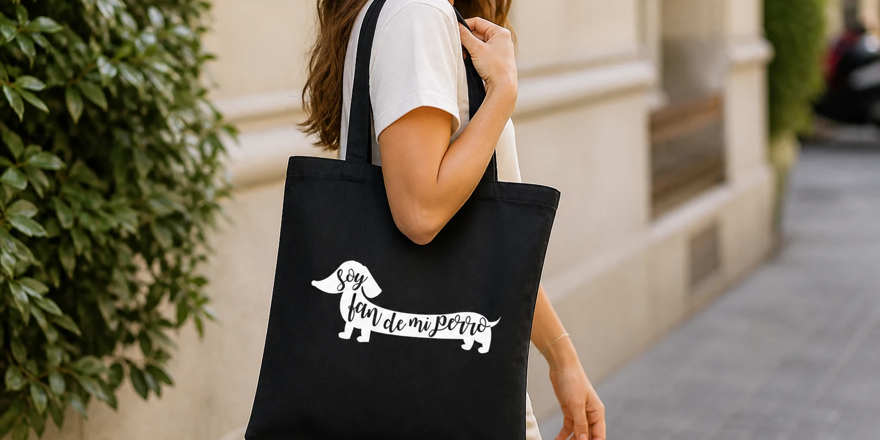 Mujer llevando al hombro una bolsa de tela Soy fan de mi perro de ThePetLover