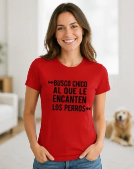 Fotografía de Camiseta para mujer «BUSCO CHICO AL QUE LE ENCANTEN LOS PERROS» de ThePetLover