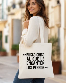 Fotografía de Bolsa tote «BUSCO CHICO AL QUE LE ENCANTEN LOS PERROS» de ThePetLover