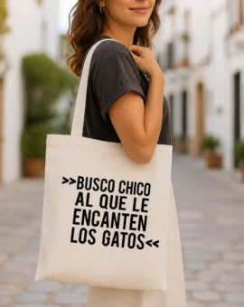 Fotografía de Bolsa tote «BUSCO CHICO AL QUE LE ENCANTEN LOS GATOS» de ThePetLover